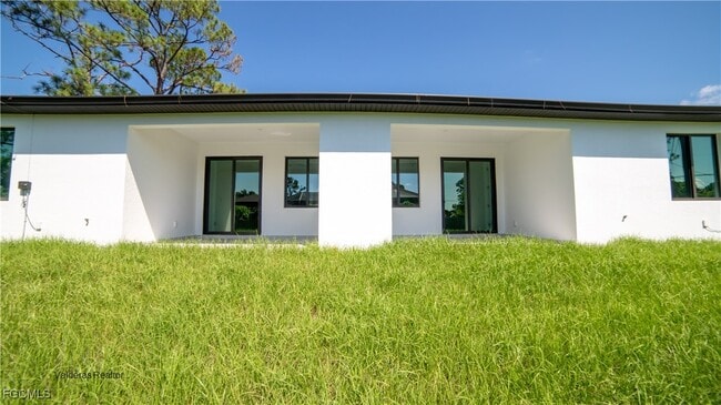 Foto del edificio - 2401-2403 Matena Ave S