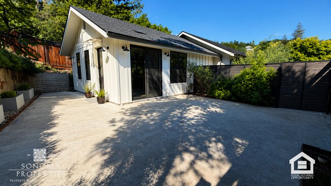 Foto del edificio - 3bd/2ba Retreat in the Heart of Sonoma Wine County - Modern Top Floor Duplex