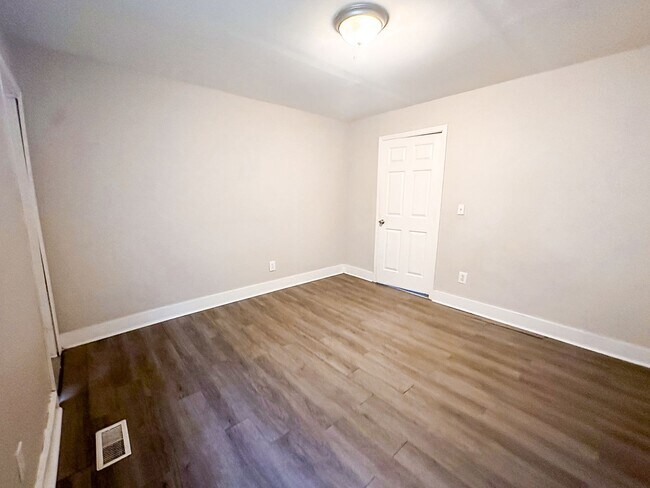Building Photo - 710 King Ave