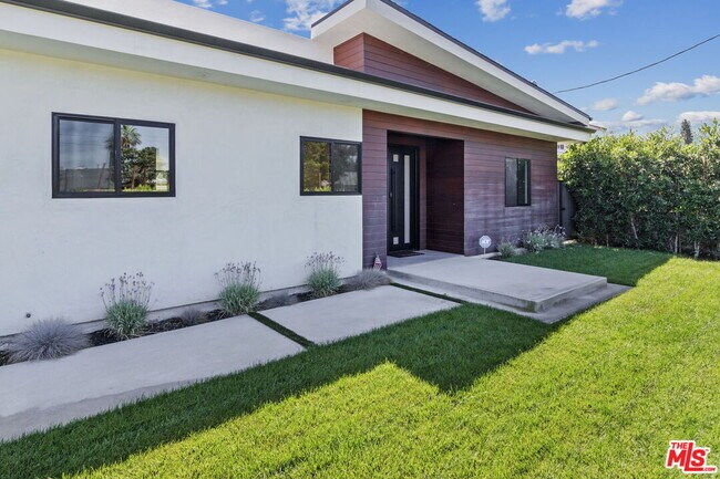 Building Photo - 5456 Hazeltine Ave