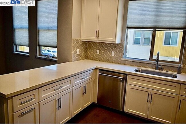 Building Photo - 375 Basswood Common
