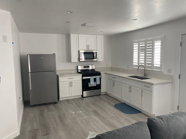 Kitchen - 1114 S Exmoor Ave