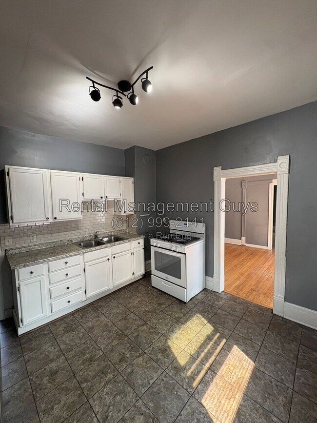 Foto del edificio - 2411 Golden Valley Rd