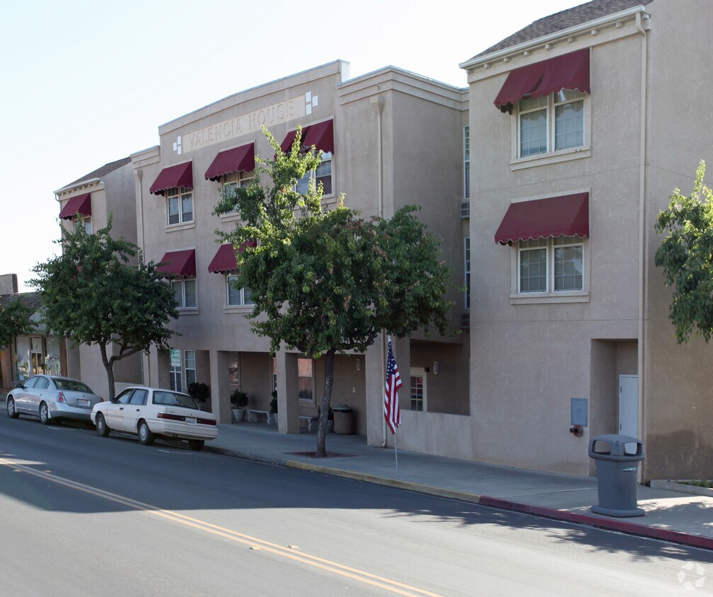 Foto del edificio - 268 N Valencia Blvd