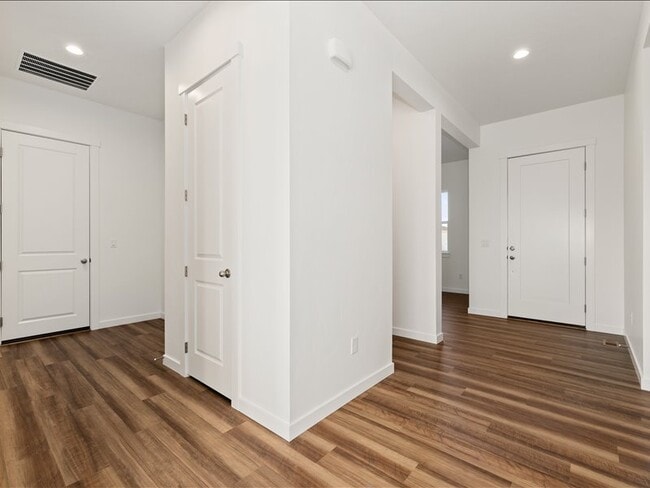 Building Photo - 1523 W Switchgrass Ct