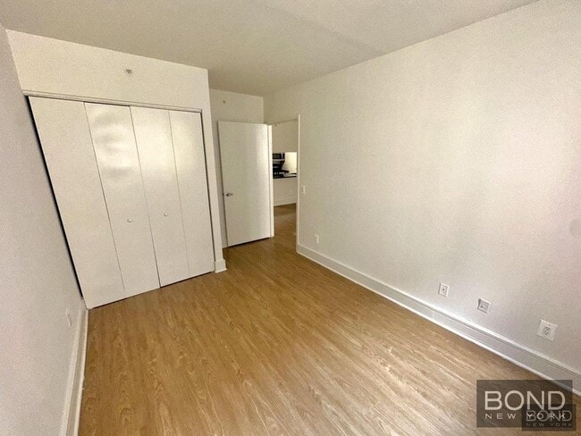Building Photo - 323 W 96th St