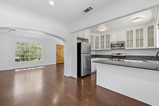 Foto del edificio - 585 W Calaveras St