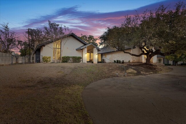 Foto del edificio - Single-Family Home in Woodway, TX *Leasing...