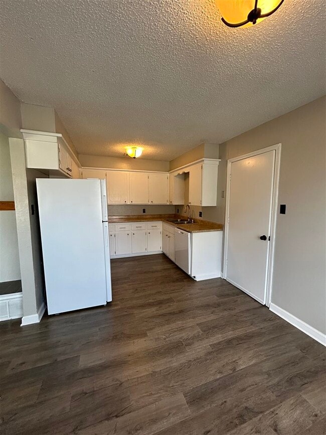Building Photo - 6428 NW Arrowhead Dr