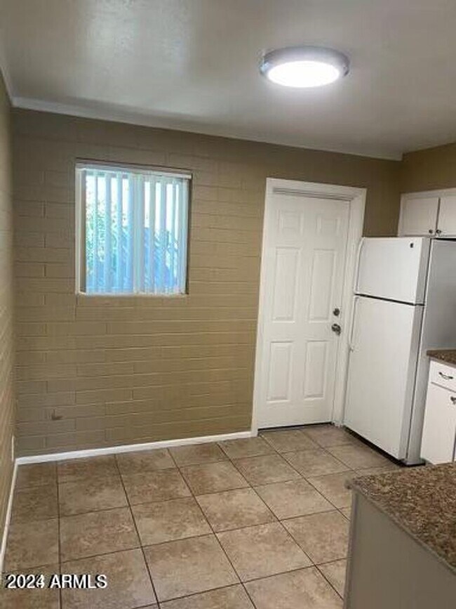 Building Photo - Nice 2 bedroom 1 bath apartment!