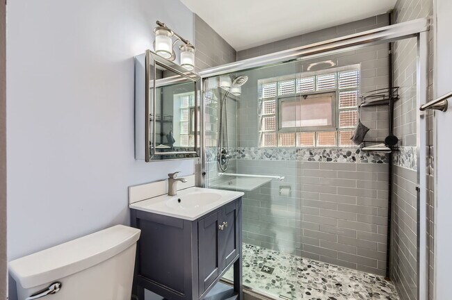 Foto del edificio - 5819 S Moody Ave
