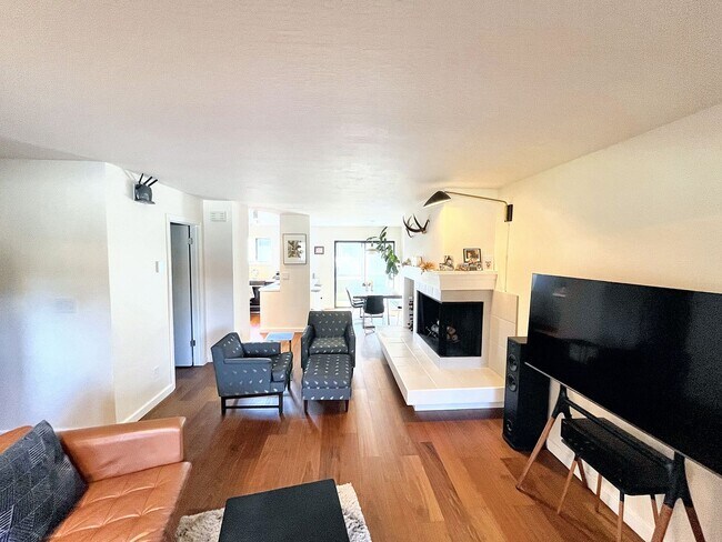 Foto del edificio - Modern 2B/2.5B TH Steps from Dimond Park A...