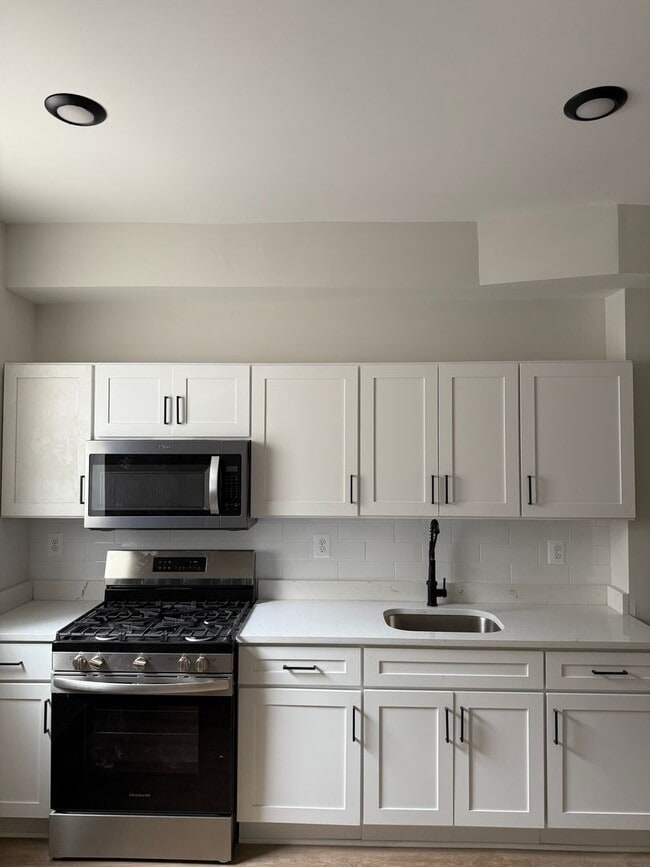 Building Photo - Newly Renovated Townhouse