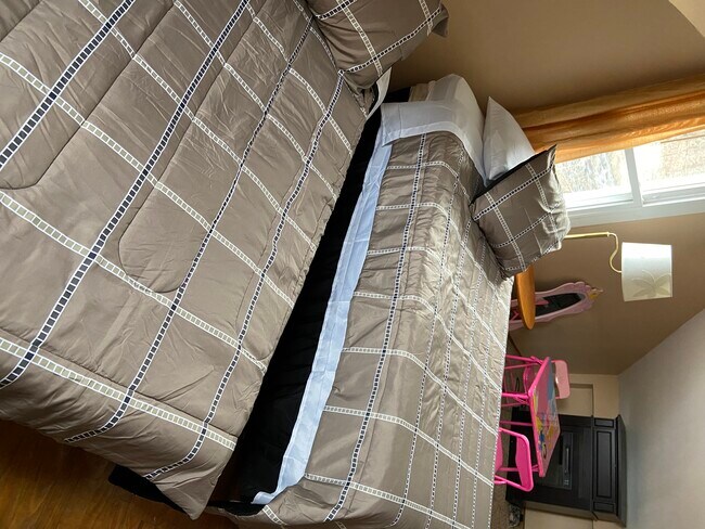 Building Photo - 20 Sutton Hollow Rd