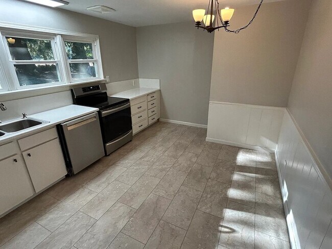 Foto del edificio - 4 Bedroom, 2 Bathroom House in SE Eugene