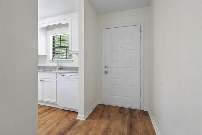 Foto del edificio - 2556 Panther Creek Rd