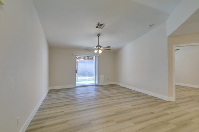 Building Photo - Charming 3-Bed, 2-Bath Single-Story Home i...