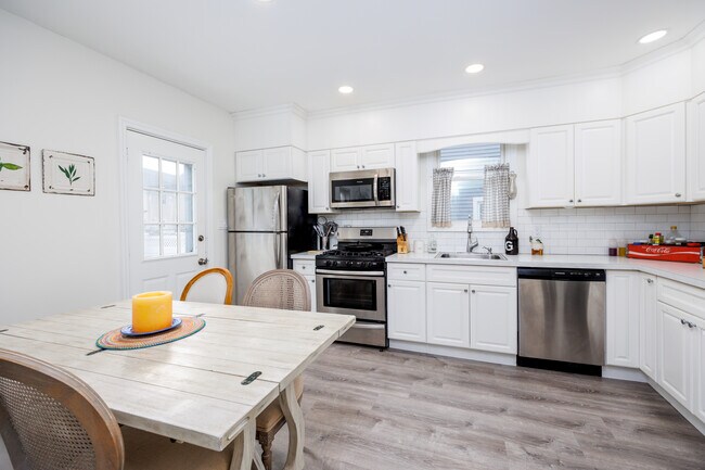 Building Photo - 16 St James St S