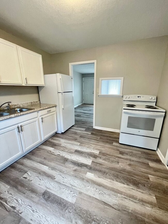 Building Photo - Remodeled 3 Bedroom, Section 8 Approved