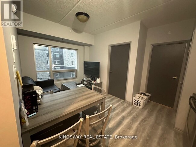Photo du bâtiment - 275-G275 Larch St
