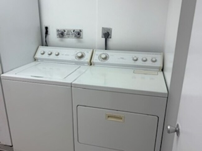 Foto del edificio - 2BR/2BA Ground Floor Condo with Walk-Up Pa...