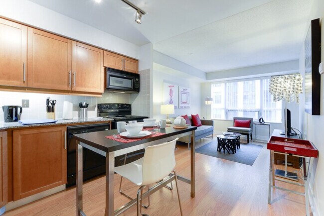 Photo du bâtiment - 348 Wellington St W