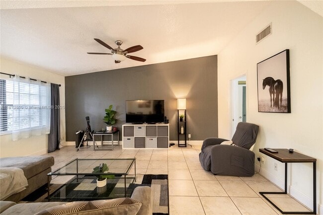 Building Photo - 10600 La Placida Dr