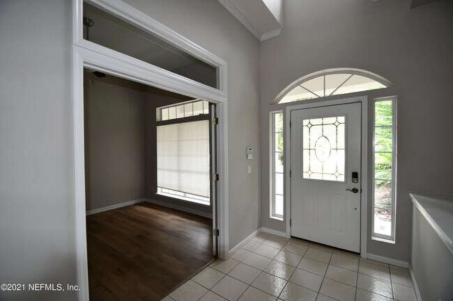 Foto del edificio - 925 Lotus Ln S