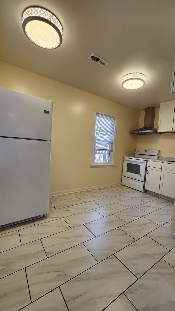 Building Photo - Charming Benson Home