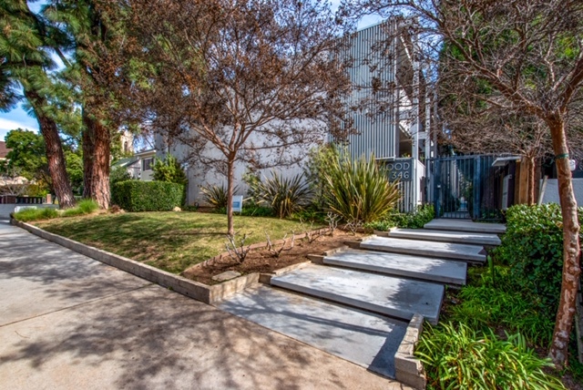 Primary Photo - 346 S Los Robles Ave