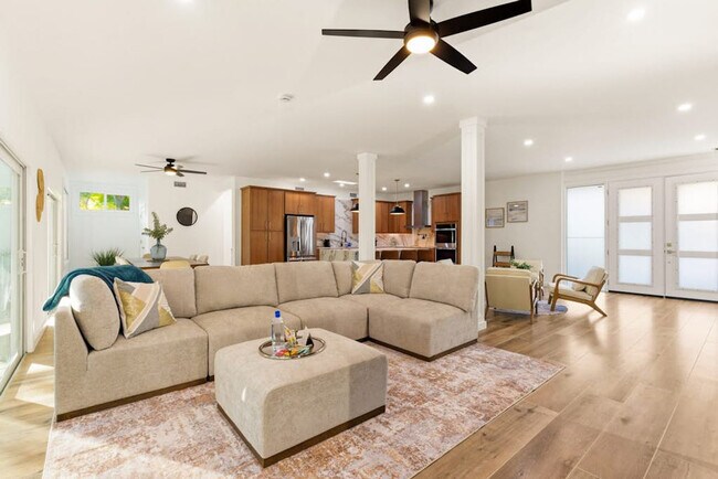 Foto del edificio - 4879 Commonwealth Dr