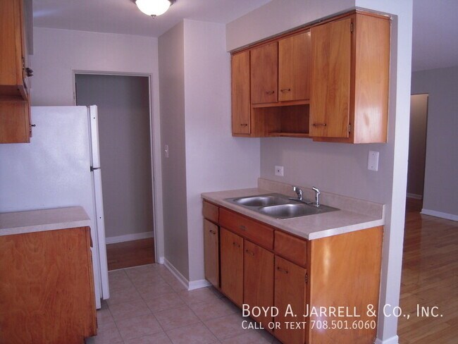 Building Photo - 954 E 84th Pl