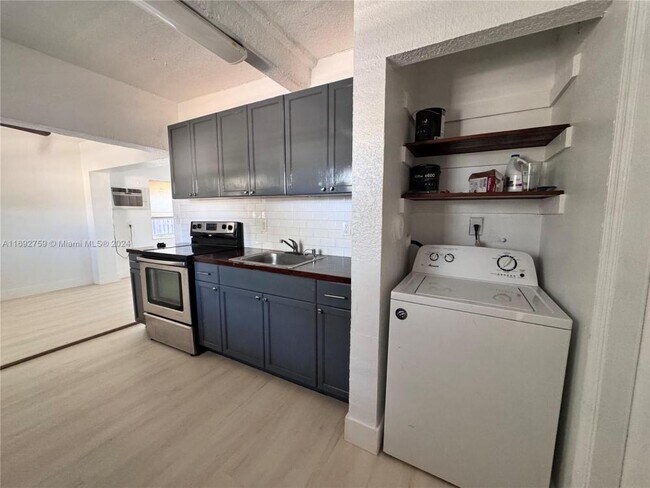Building Photo - 2 bedroom in Dania FL 33004