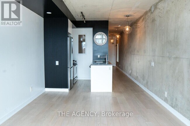 Building Photo - 319-319 Carlaw Ave