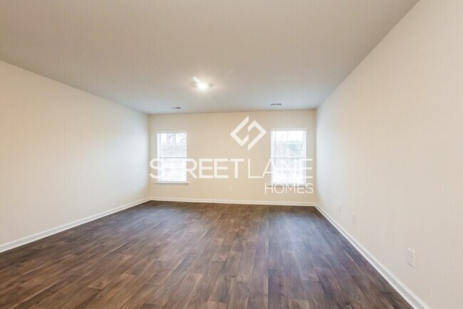 Building Photo - NOW OFFERING FIRST FULL MONTH FREE!