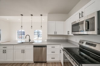 2BD, 1BA - 1028SF - Kitchen - Canal Street Flats