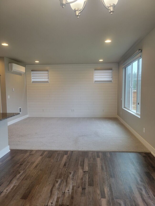 Foto del edificio - Beautiful 3 bd 3 bath newer home