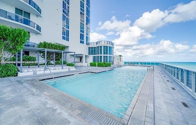 Building Photo - 16001 Collins Ave