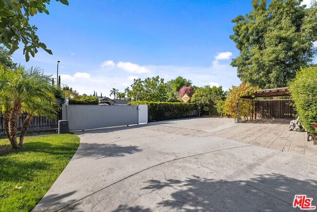 Building Photo - 6308 Lindley Ave