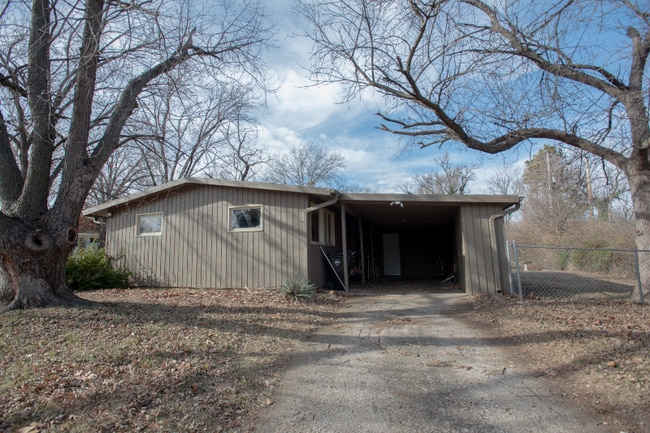 Building Photo - 1500 SW Clontarf St
