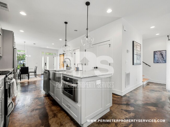 Foto del edificio - 2137 Main St, Is finally READY!!