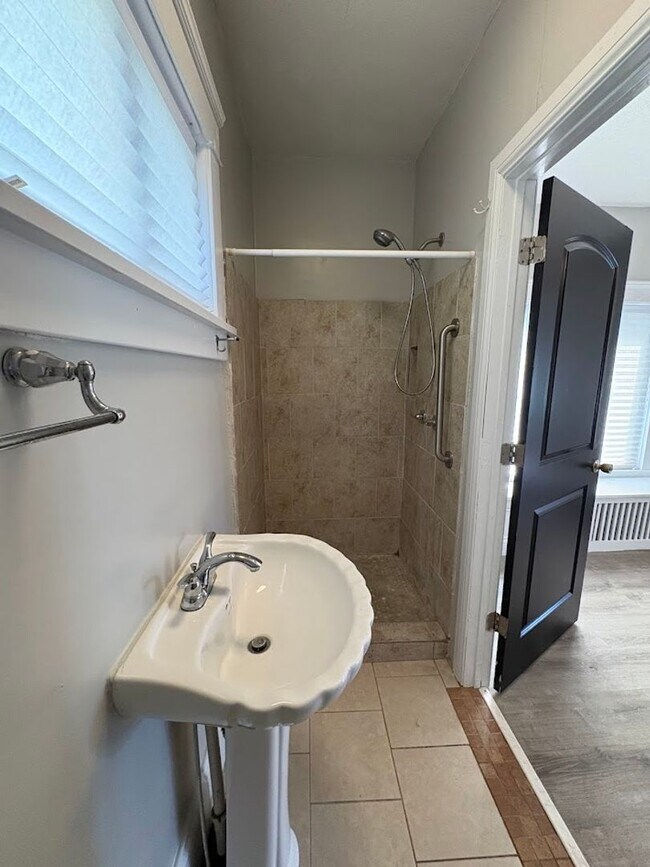 Foto del edificio - Three bedroom two bathroom home for rent