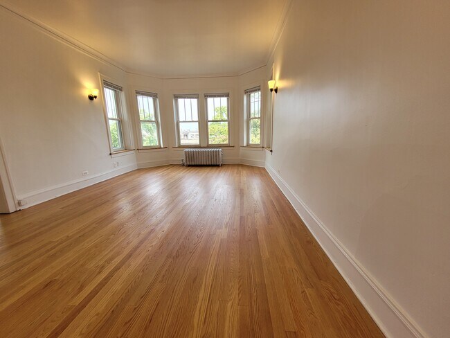 Building Photo - 1463 W Summerdale Ave