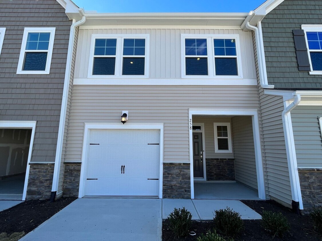 Foto principal - Newly Built 3BD, 2.5BA Raleigh Townhome wi...