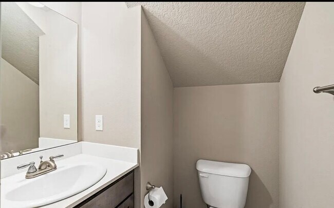 Building Photo - 777 NE Macey Way
