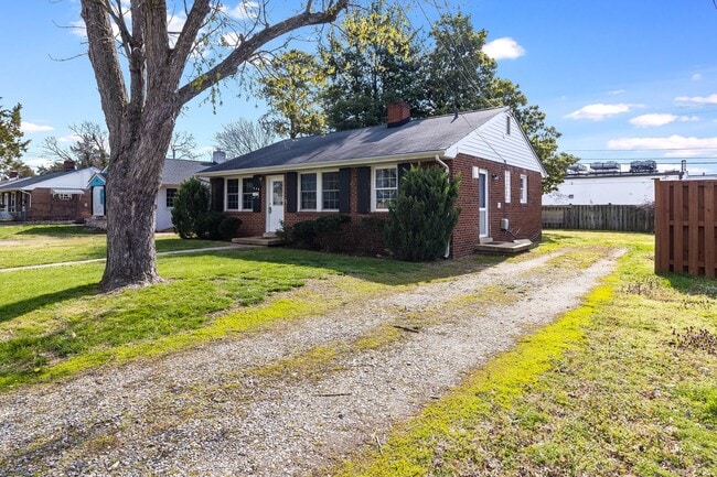 Building Photo - CITY OF FREDERICKSBURG 3 BEDROOM HOME FOR RENT