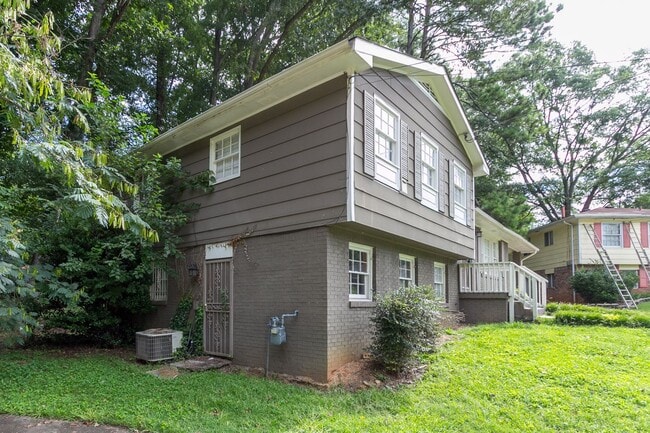 Building Photo - Available Now - Charming 3 Bedroom 2 Bathroom Home in Cul-De-Sac