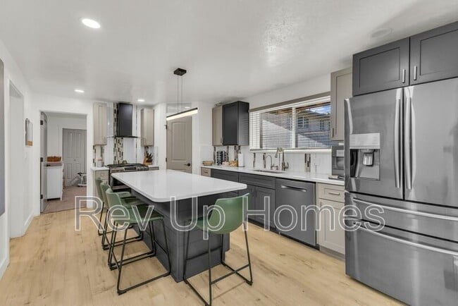 Building Photo - 492 E 100 S