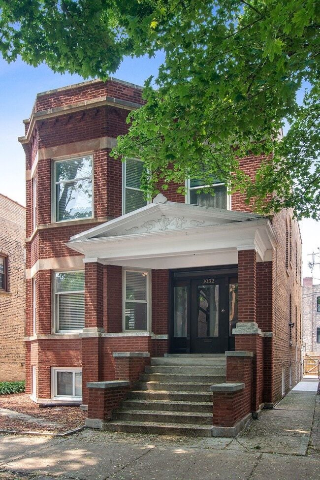 Building - 1052 N Leavitt St