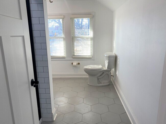 Baño principal - 2320 N 69th St